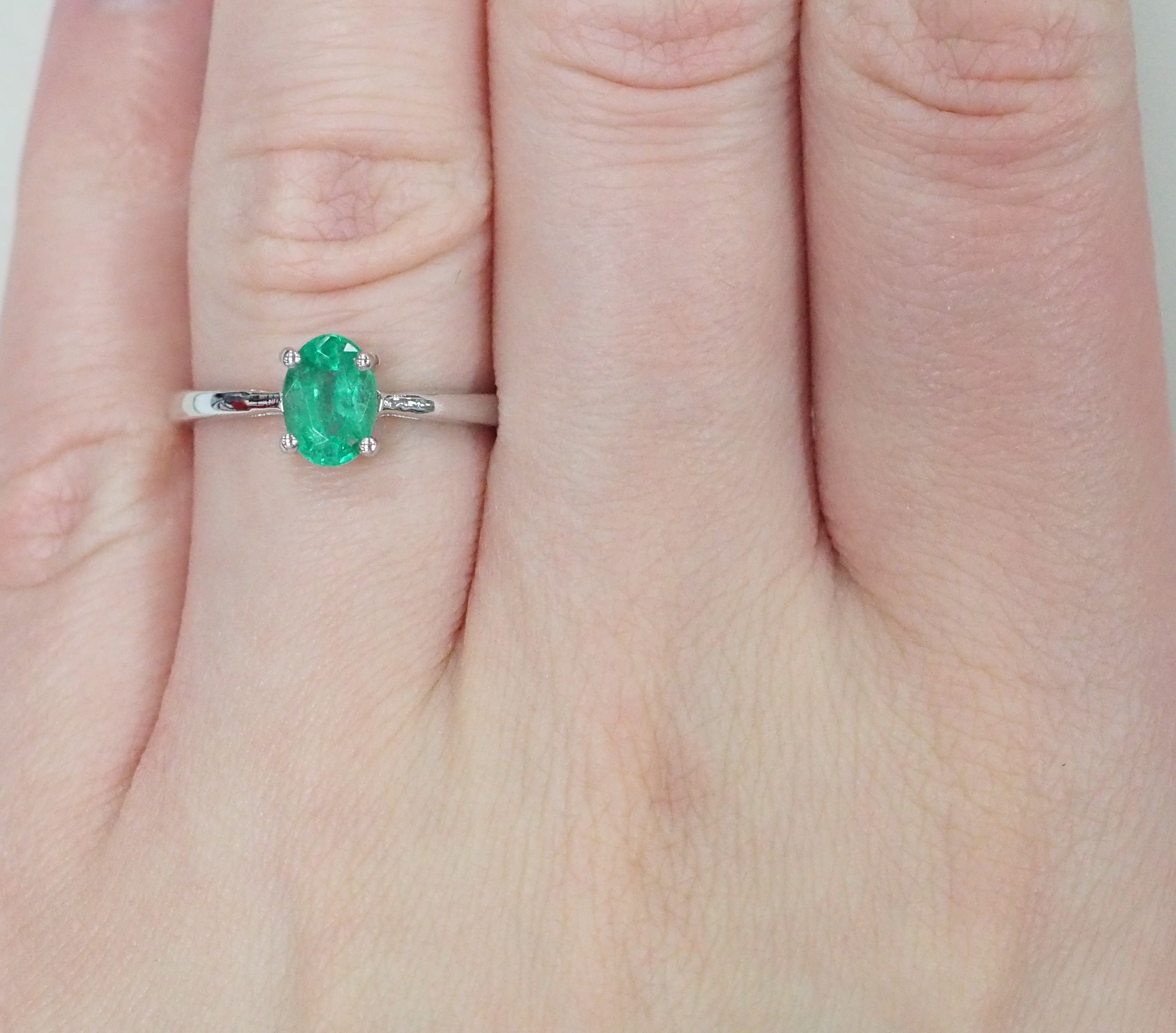 Серебряное кольцо с изумрудом